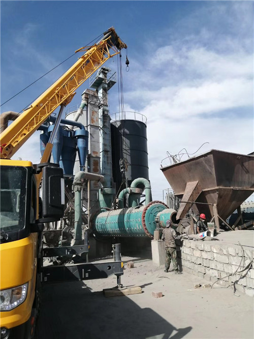 五大连池市设备搬运等各类工程项目中，吊车起着关键作用