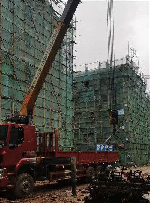 五大连池市“慢工细活”—— 吊车的 “微动控制” 技术